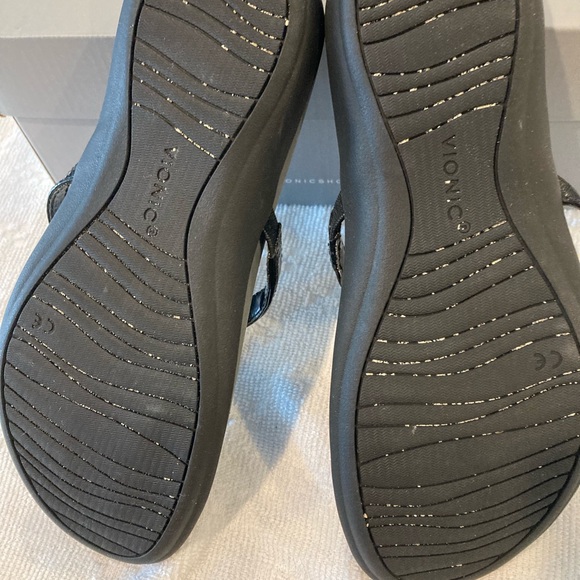 Vionic Raysa Sandal. Size 6 - Picture 3 of 3